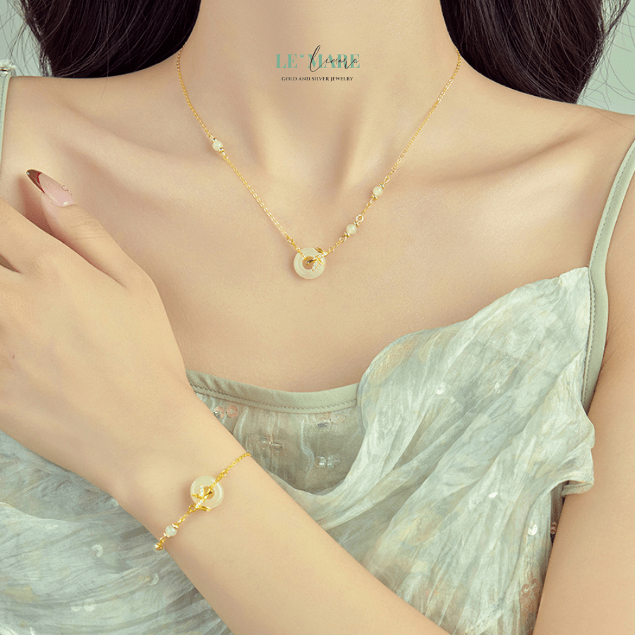 Trúc Diệp – Dáng trúc, hồn ngọc, vẻ đẹp không cần tô vẽ BNVT101 Là quà tặng mẹ, như một lời cảm ơn gửi đến người đã nuôi dưỡng ta bằng sự kiên nhẫn và dịu dàng, như những đốt trúc nuôi mầm sống.Là quà tặng vợ, cho người phụ nữ luôn là bến bình yên giữa bao giông gió – thanh tao mà đầy nghị lực. Là quà tặng bạn gái, quà tặng người yêu – như một cách nói không lời rằng: “Em là vẻ đẹp không cần ồn ào, và anh luôn trân trọng điều đó.” Là quà tặng cao cấp, không chỉ bởi chất liệu, mà bởi ý nghĩa tinh thần thấm đẫm trong từng đường nét chế tác.