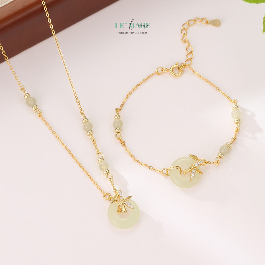 Trúc Diệp – Dáng trúc, hồn ngọc, vẻ đẹp không cần tô vẽ BNVT101 Có những vẻ đẹp không phô trương, không cầu kỳ, nhưng lại khắc sâu vào lòng người – như dáng trúc mảnh mai đứng lặng giữa gió, như ánh ngọc bích xanh thẳm trong sương sớm. Từ nguồn cảm hứng ấy, "Trúc Diệp" ra đời – một vòng tay ngọc bích nữ mang vẻ đẹp của sự thanh thoát, kiên cường và đầy nội lực.