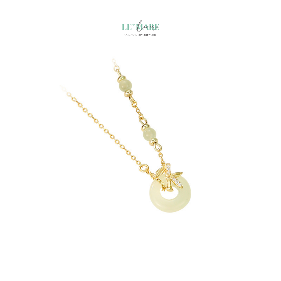 Trúc Diệp – Dáng trúc, hồn ngọc, vẻ đẹp không cần tô vẽ BNVT101 Tên gọi “Trúc Diệp” không chỉ là hình ảnh – nó là tinh thần. Là người phụ nữ biết mình là ai, không cần khoe mình biết bao nhiêu điều, chỉ cần sống đủ sâu, đủ yên, đủ xanh trong chính tâm hồn mình.Bởi thế, vòng tay ngọc bích nữ “Trúc Diệp” không chỉ là một món trang sức. Nó là một câu chuyện. Là một dấu ấn. Là một lời thầm nói: “Em không cần nổi bật. Em chỉ cần đúng là em – đã đủ khiến thế giới ngừng lại một nhịp.”