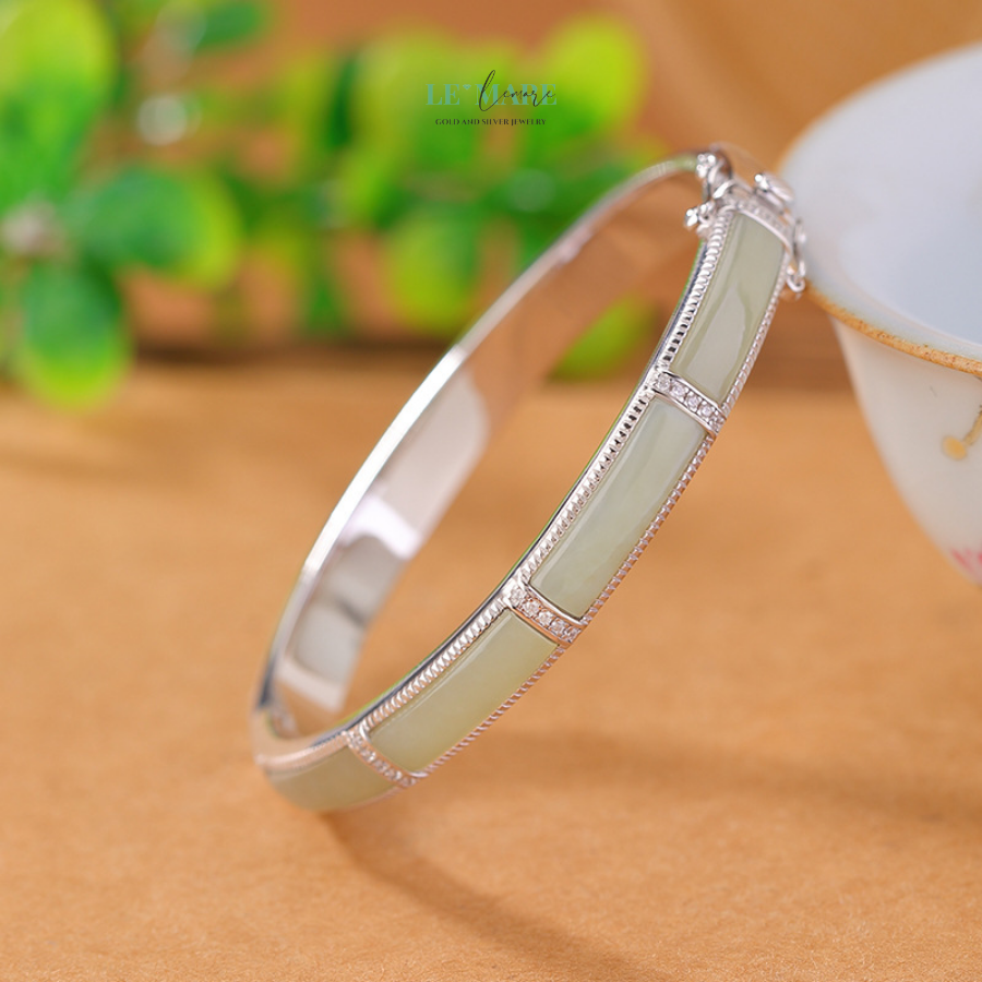 Ngọc Luân – Vũ điệu ngọc bích trên cổ tay nàng BNVT98 Có những món trang sức không chỉ để đeo, mà để ngắm, để lặng lẽ cảm nhận, để thấy mình dịu lại giữa nhịp sống hối hả. Ngọc Luân, chiếc vòng tay ngọc bích nữ mang hình dáng tròn đầy, là một thiết kế như thế. Không rực rỡ quá mức, không cầu kỳ phô trương, Ngọc Luân chậm rãi tỏa sáng theo cách của riêng mình – nhẹ nhàng, uyển chuyển, và đầy tinh tế.