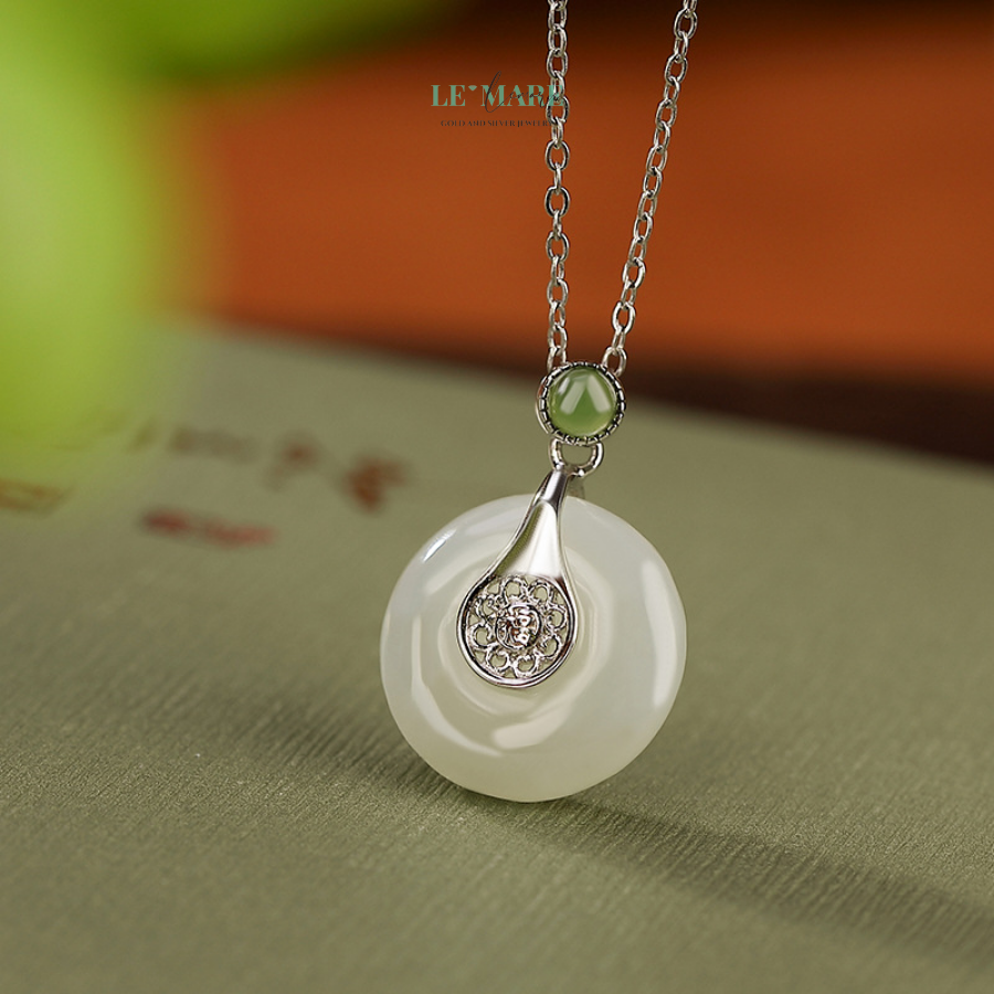 Viên Tĩnh – Khi vẻ đẹp tỏa ra từ sự tĩnh tại BNVT99 Ngọc bích, trong quan niệm phương Đông, là viên đá của sự bình an, sáng suốt và bền lâu. Màu xanh ngọc đặc trưng ấy không chói chang, mà dịu như rêu, nhẹ như sương sớm. Khi kết hợp với bạc – kim loại của sự thuần khiết và thanh lọc, “Viên Tĩnh” trở thành một vật phẩm mang năng lượng cân bằng, vẹn tròn trong cả thẩm mỹ lẫn tâm linh.Dù là vòng tay, lắc tay, hay cách gọi nào đi nữa, "Viên Tĩnh" vẫn mang cùng một thông điệp: hãy chậm lại, và lắng nghe chính mình.