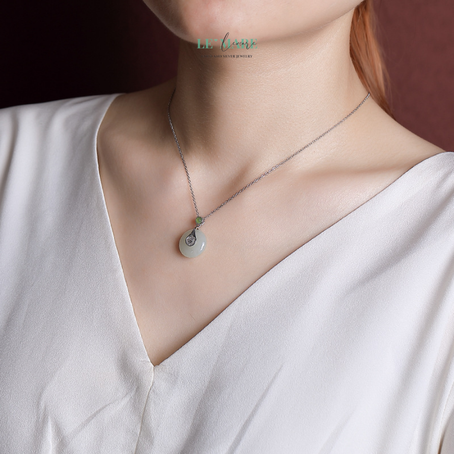 Viên Tĩnh – Khi vẻ đẹp tỏa ra từ sự tĩnh tại BNVT99 Là quà tặng mẹ – để nói rằng: “Con biết mẹ đã trải qua nhiều sóng gió, và vẫn luôn là trái tim tĩnh lặng giữ gìn ngôi nhà này.”Là quà tặng vợ – cho người phụ nữ luôn đứng ở trung tâm gia đình, không phô diễn nhưng luôn hiện diện. Là quà tặng bạn gái, quà tặng người yêu – như một lời nhắn gửi: “Em là điểm tựa tĩnh lặng giữa cuộc đời anh.” Là quà tặng cao cấp – không vì giá trị vật chất, mà vì chiều sâu của thông điệp gửi trao.